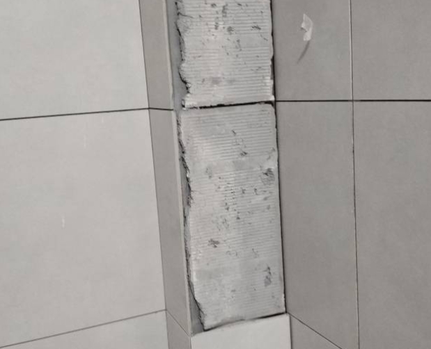 包头市瓷砖空鼓维修公司分享下瓷砖施工前基层浇水润湿程度不足，可能导致以下问题